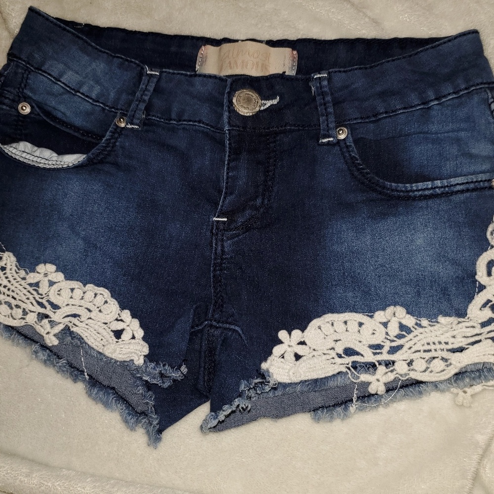 Detailed denim shorts